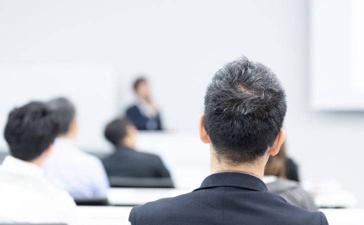 不動産投資セミナーに参加する男性